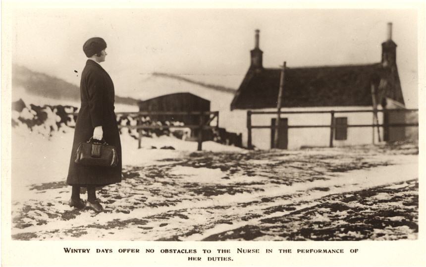 Eine weiße Frau ganz in Schwarz mit einer Pflegetasche in der Hand läuft im Schnee.