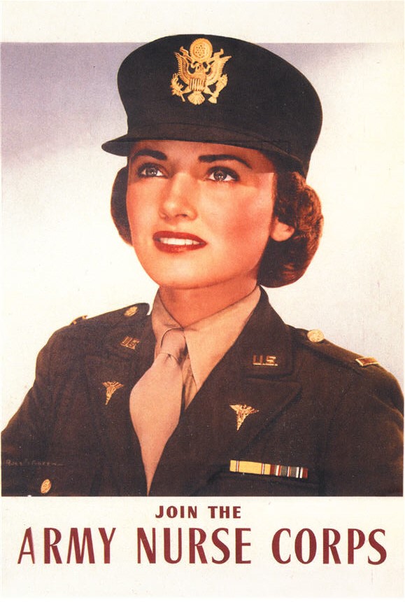 Weiße Krankenschwester in Uniform und Mütze, von der Brust aufwärts sichtbar.
